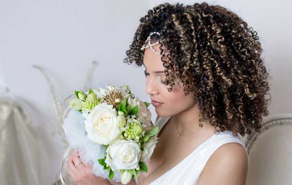 Blumen für Hochzeit Winterlicher Brautstrauss weiße Rosen Nidderau Bad Homburg Vilbel Nauheim Hanau Karben